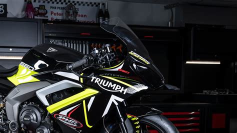 Motocicleta Triumph Daytona en un taller