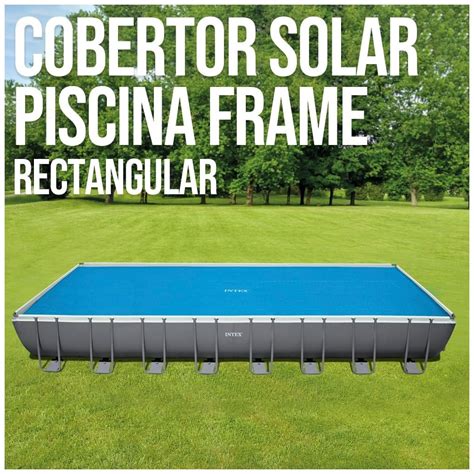 Cobertor solar extendido sobre una piscina