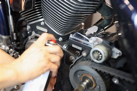 Diagrama de un motor de motocicleta mostrando la ubicación del filtro de aire