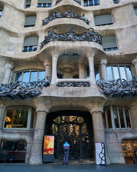 Fachada de la Casa Milà