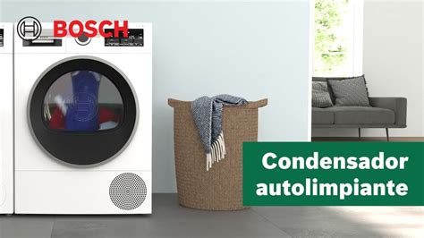 Vista explícita de un condensador de secadora siendo limpiado