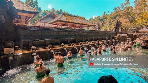 Vista panorámica del Templo Tirta Empul con sus piscinas y fuentes.