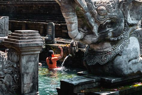 Detalle de una de las 30 fuentes de purificación en Tirta Empul.