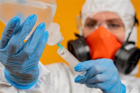 Persona usando guantes y gafas de seguridad al manipular productos químicos para piscinas