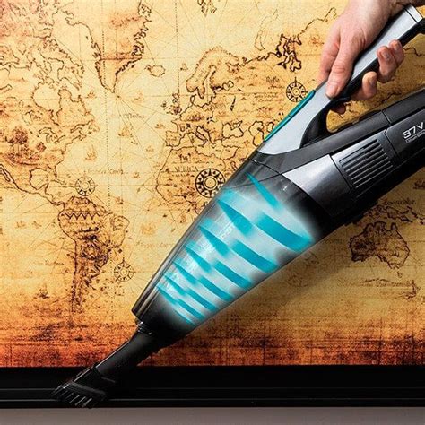 aspirador vertical Cecotec Ergo Extreme en acción