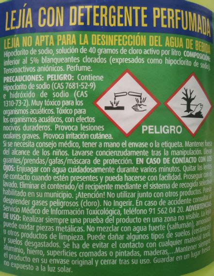 Imagen de un envase de lejía con advertencias de peligro