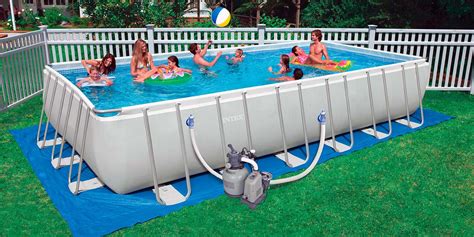 Detalle del sistema de montaje tubular de una piscina Intex