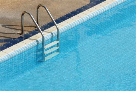Botella de CTX-575 junto a una piscina limpia