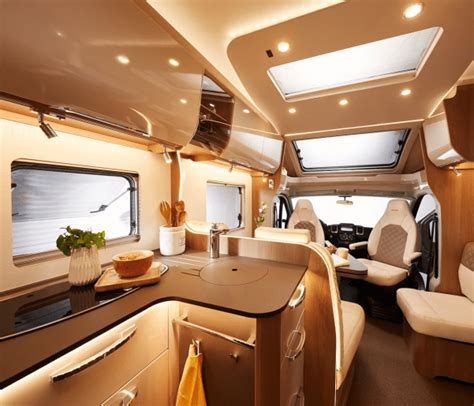 Interior de una autocaravana con depósito de agua