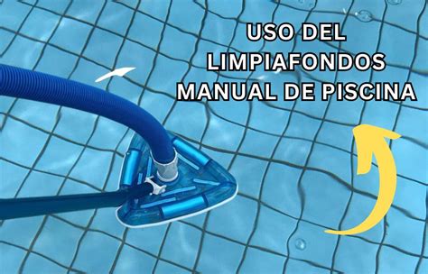 Una piscina limpia y reluciente con un limpiafondos trabajando en el fondo