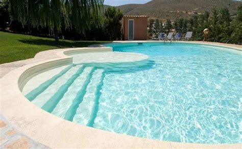 Piscina con agua cristalina y limpia