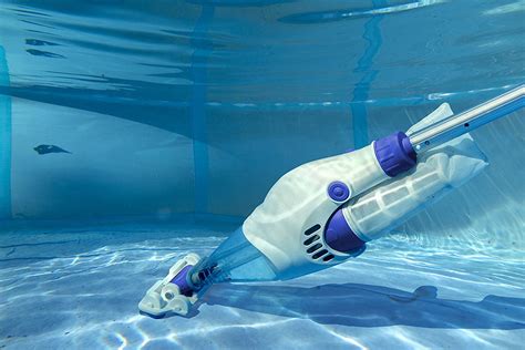 Limpiafondos automático trabajando en el fondo de una piscina