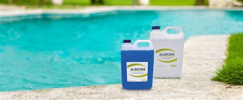 Botella de alguicida junto a una piscina