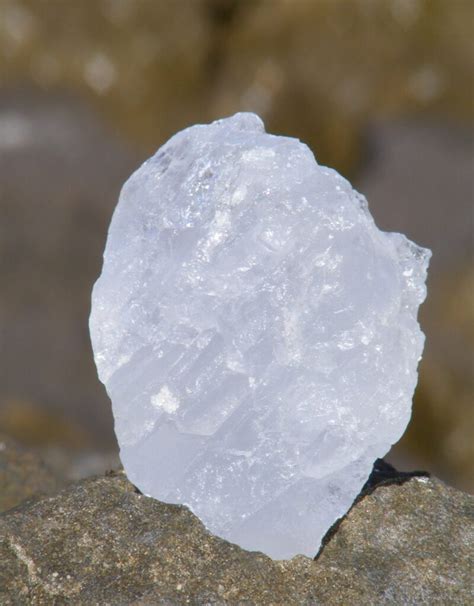 Detalle de la composición mineral de la piedra de alumbre