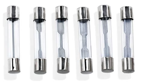 Imagen de un fusible de vidrio con el filamento roto