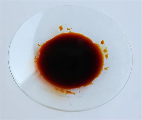 Persona desinfectando agua con tintura de yodo