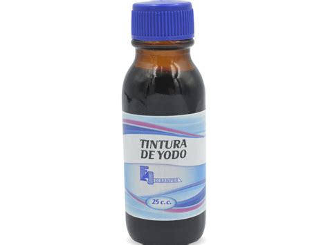 Botella de tintura de yodo y un vaso de agua