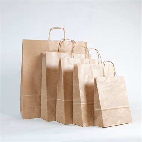 Bolsas de papel con mascarillas FFP2