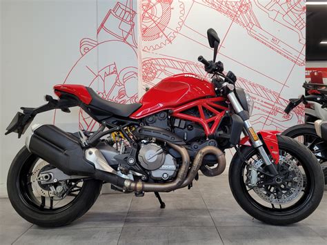 Ducati Monster 821 en un taller