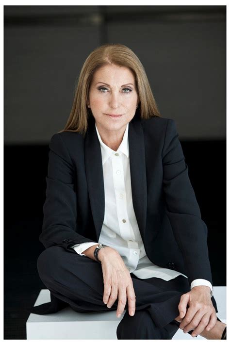 Purificación García diseñando a mano en un taller