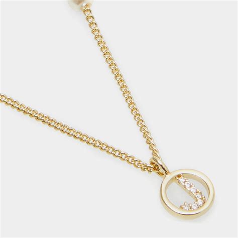 Detalle de bisutería Purificación García: pendientes y collar