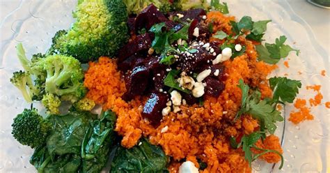 Un plato colorido con brócoli, remolacha y espinacas