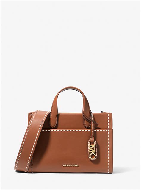 Bolsos de piel con detalles de pespuntes y lazos