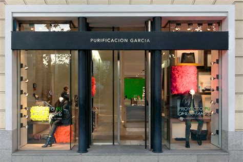 Escaparate de tienda Purificación García con prendas de la colección de otoño/invierno