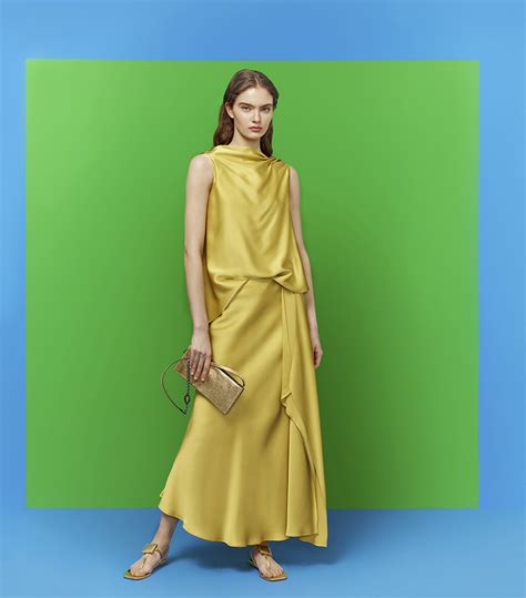 Modelo luciendo un vestido fluido de Purificación García en tonos malva