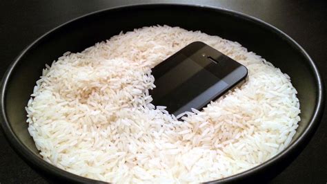 Recipiente con arroz y un móvil