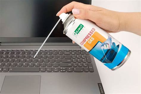 Aire comprimido limpiando teclado MacBook