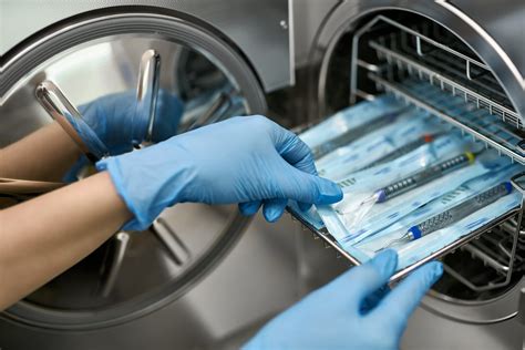 Equipo médico siendo esterilizado con vapor