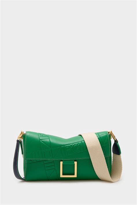 Detalle de un bolso Soho de piel anilina con grabado y asas intercambiables