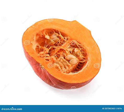 Primer plano de una calabaza fresca y zanahorias