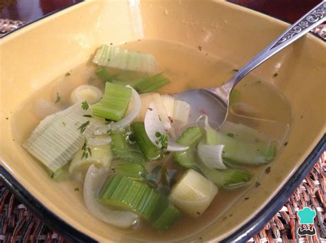 Ingredientes frescos para un caldo depurativo: cebollas, zanahorias, apio