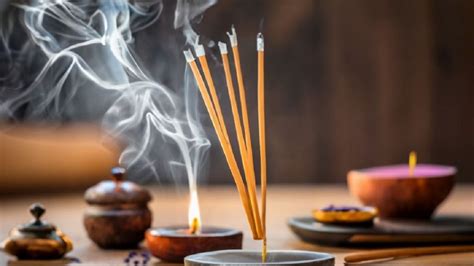 Un sahumerio encendido liberando humo aromático