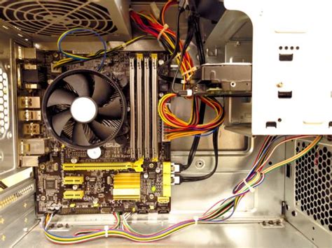 Interior de una torre de PC abierta mostrando componentes