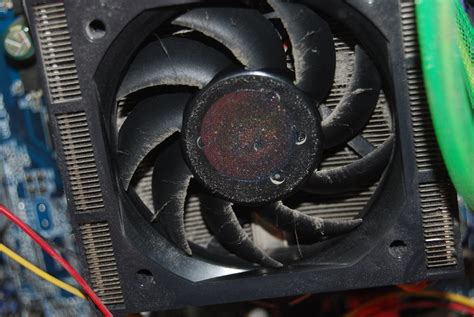 Primer plano de un ventilador de PC cubierto de polvo
