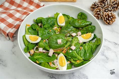 Un tazón de ensalada de espinacas con rodajas de toronja