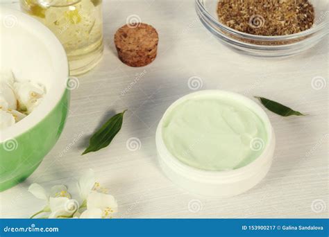 Ingredientes naturales en un tarro