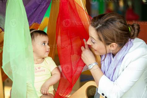 Niña jugando con telas