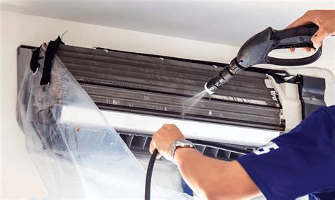 Imagen de un kit de limpieza para aires acondicionados con pulverizador y soplador-aspirador