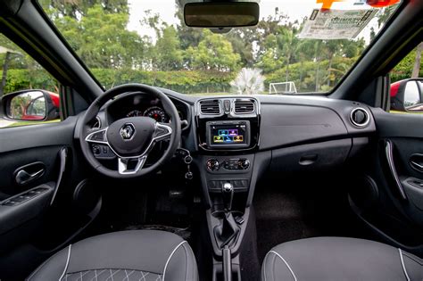 Renault Logan interior con aire acondicionado encendido