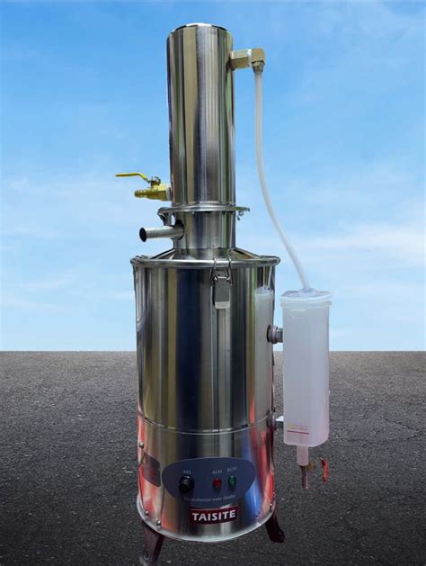 Destilador de agua doméstico en una cocina moderna