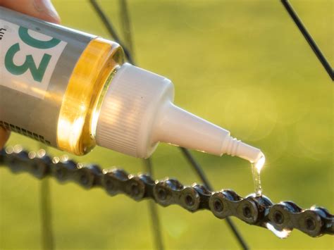 Aplicando lubricante a la cadena de una bicicleta