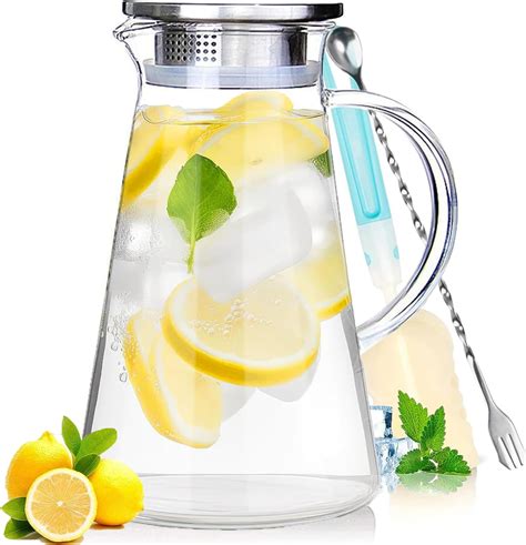 Jarra de vidrio con agua y sales minerales