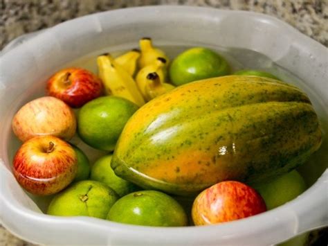Frutas y verduras sumergidas en agua con burbujas de ozono