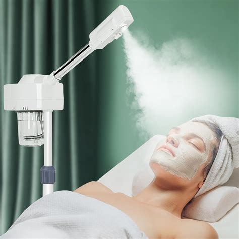Habitación con un generador de ozono emitiendo vapor