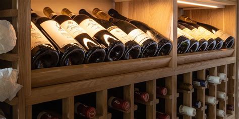Botellas de vino espumoso en rima para la crianza