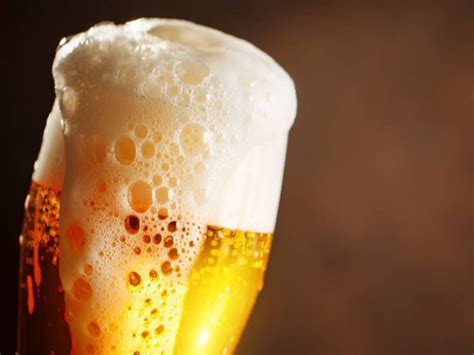 Comparación visual de la espuma de diferentes bebidas espumosas